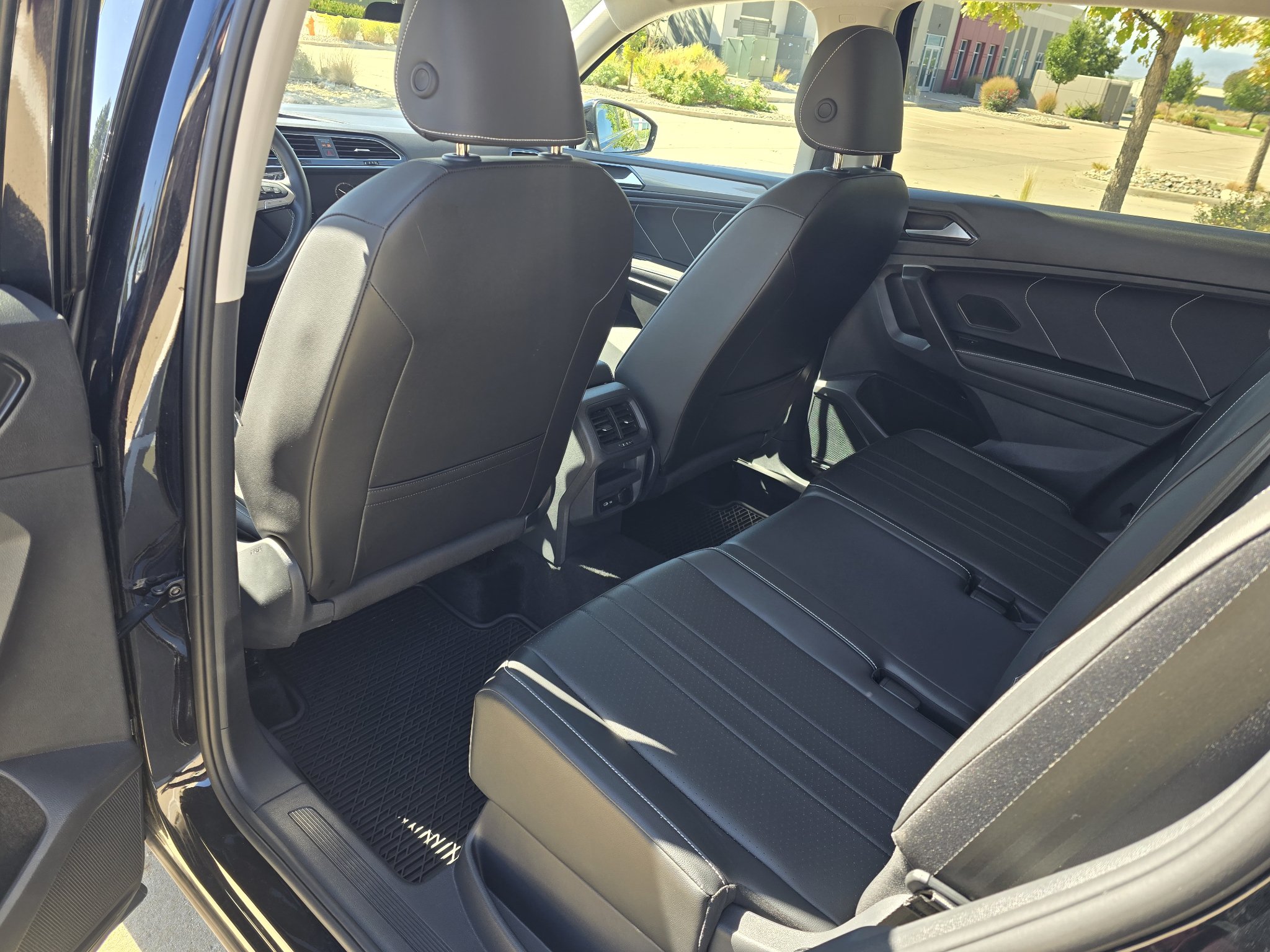 Used 2024 Volkswagen Tiguan SE AWD/4WD image 16