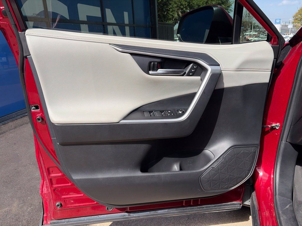 Used 2021 Toyota RAV4 Limited AWD/4WD image 21