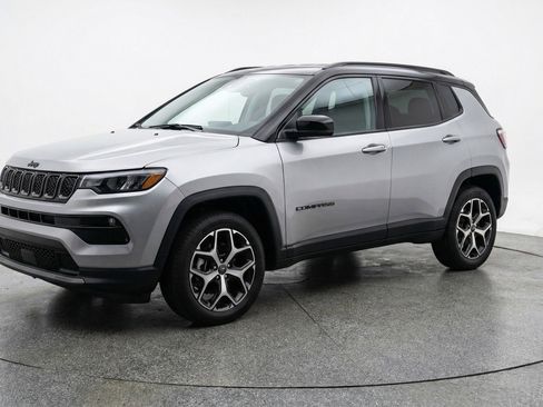 Used 2025 Jeep Compass Limited image 3