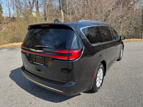 Used 2021 Chrysler Pacifica Touring-L image 6