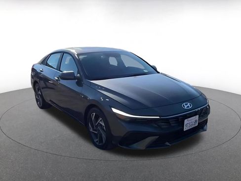 Used 2025 Hyundai Elantra SEL image 3