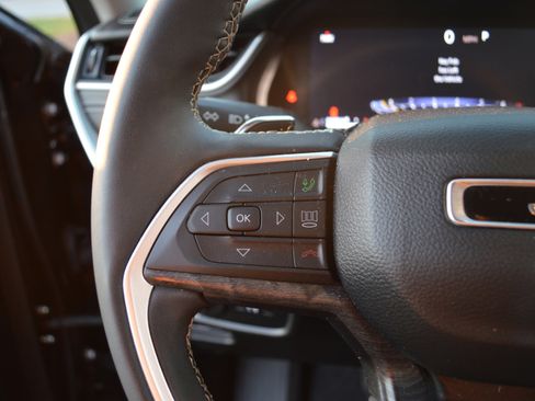 Used 2023 Jeep Grand Cherokee Limited w/ Luxury Tech Group II image 14