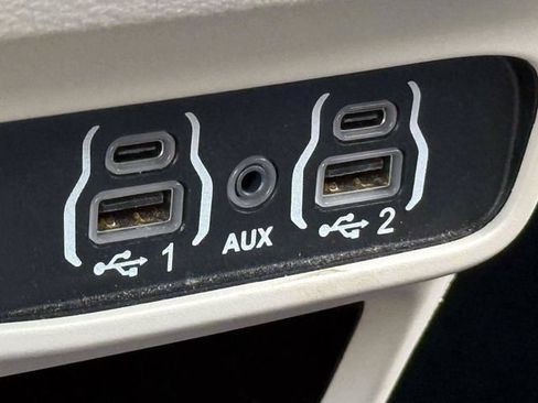 Used 2023 Chrysler Pacifica Touring-L FWD image 47