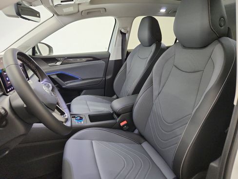 New 2025 Volkswagen Tiguan SE image 6