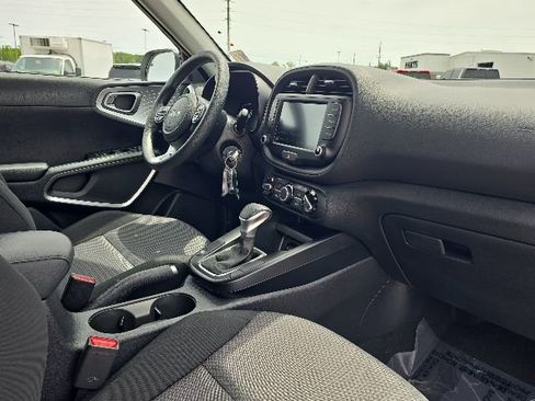 Used 2025 Kia Soul LX w/ LX Technology Package FWD image 18