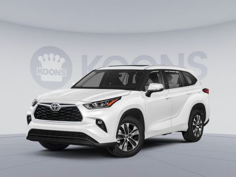 Used 2022 Toyota Highlander XLE AWD/4WD image 1