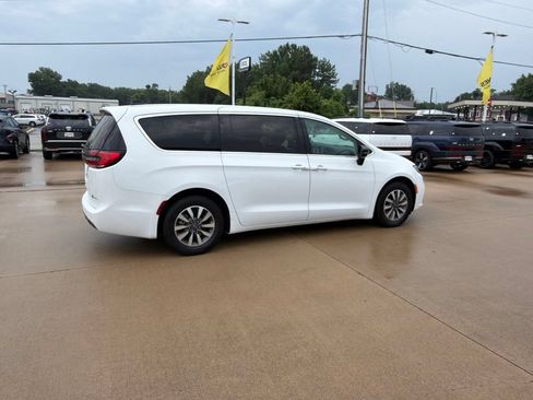Used 2024 Chrysler Pacifica Limited FWD image 11