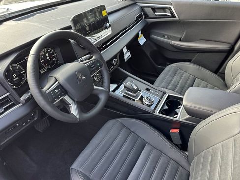 New 2025 Mitsubishi Outlander SE image 11