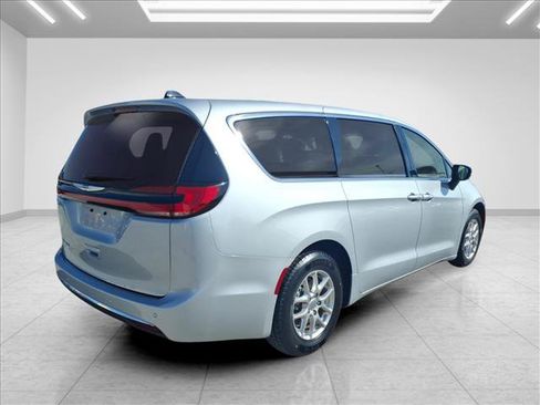 Used 2024 Chrysler Pacifica Touring-L FWD image 12