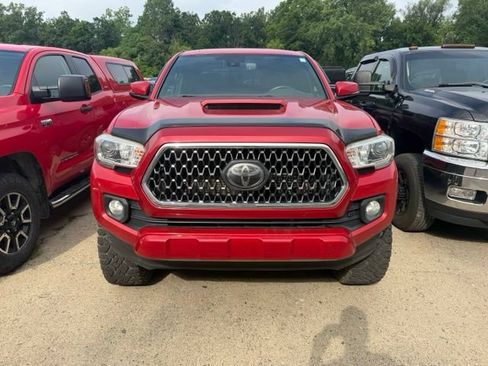 Used 2018 Toyota Tacoma TRD Sport AWD/4WD image 2