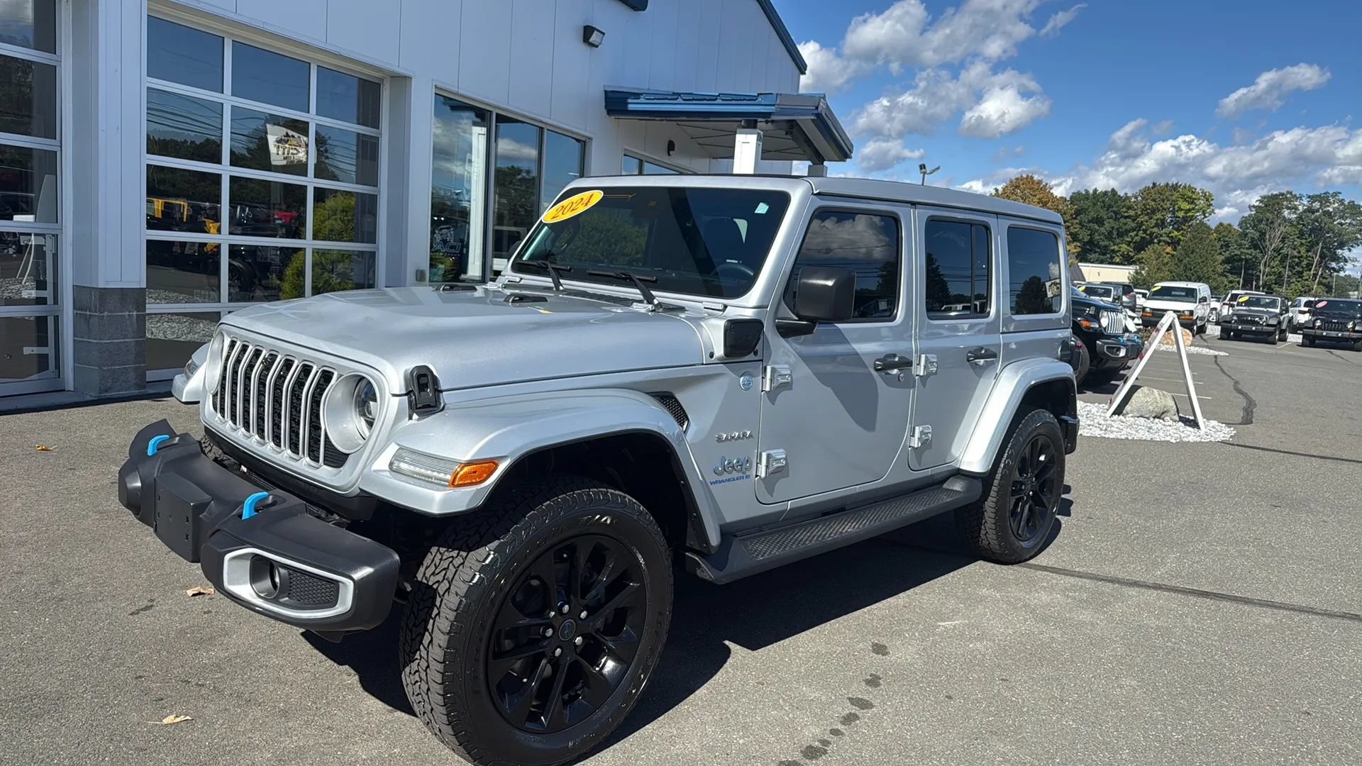 Used 2024 Jeep Wrangler Unlimited Sahara w/ Technology Group AWD/4WD image 16