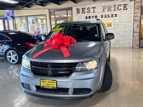 Used 2018 Dodge Journey SE w/ Popular Equipment Group FWD image 2