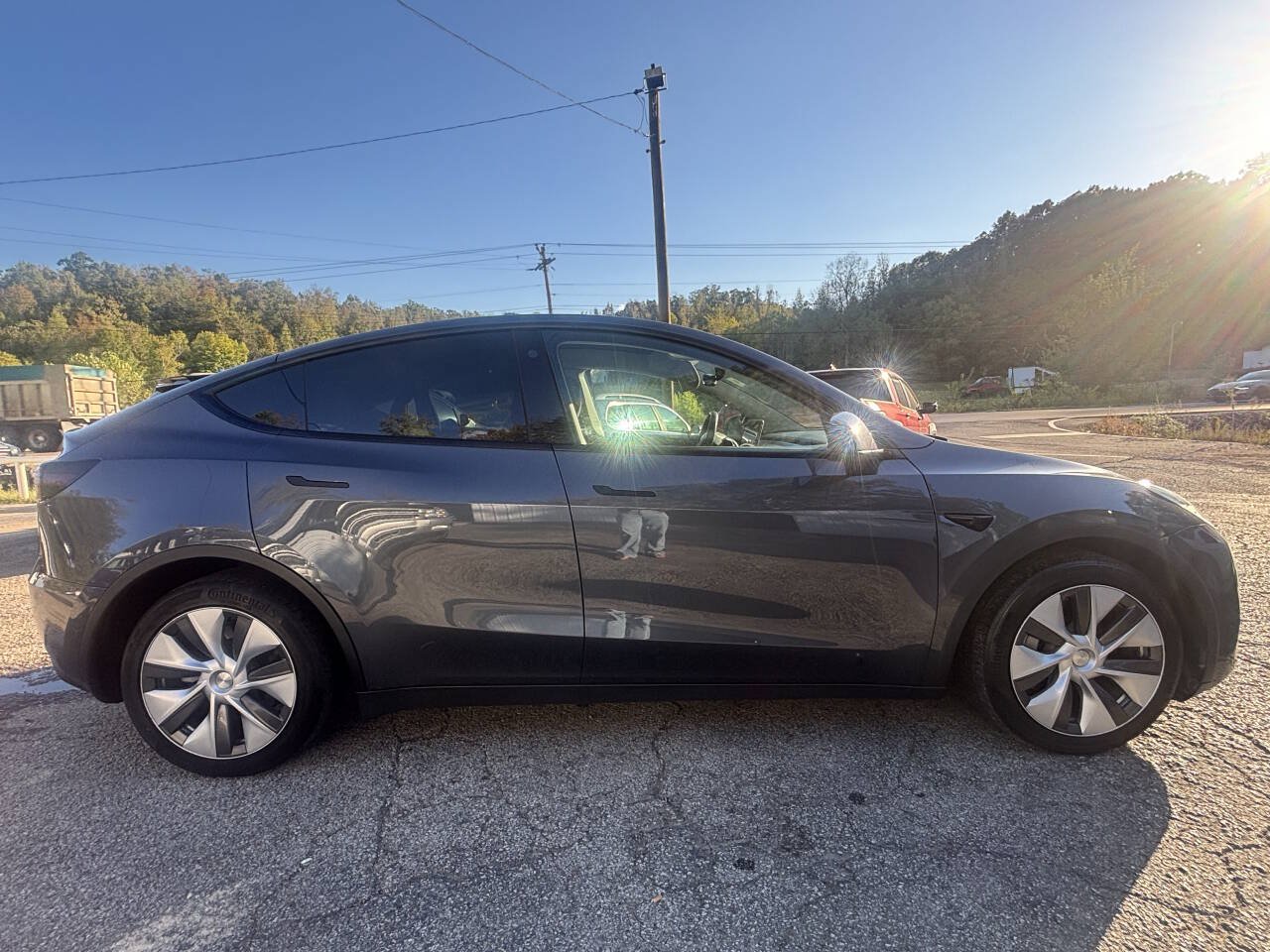 Used 2022 Tesla Model Y Long Range AWD/4WD image 2