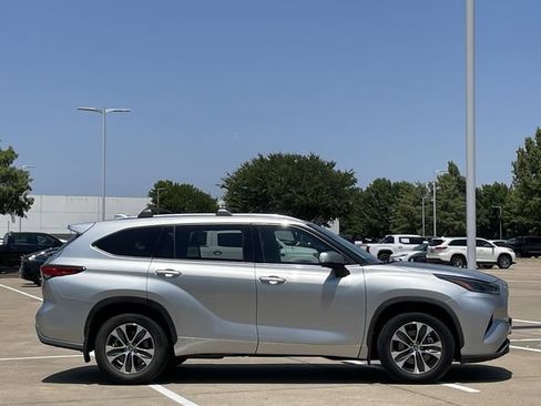 Certified 2021 Toyota Highlander XLE FWD image 3