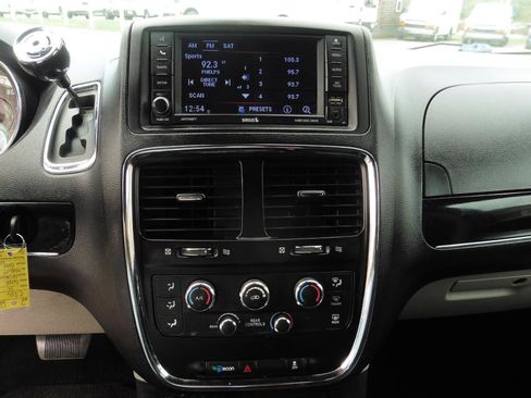 Used 2019 Dodge Grand Caravan SXT FWD image 9