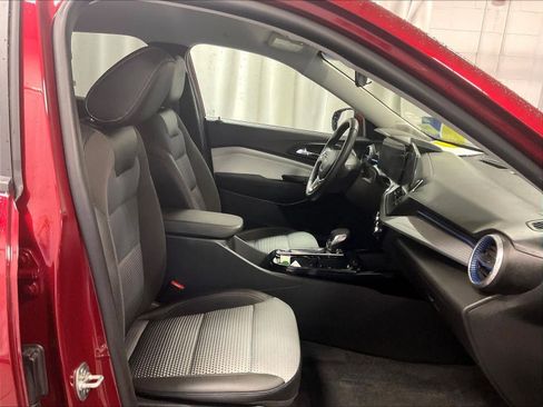 Used 2025 Chevrolet Trax LT w/ LT Convenience Package image 11