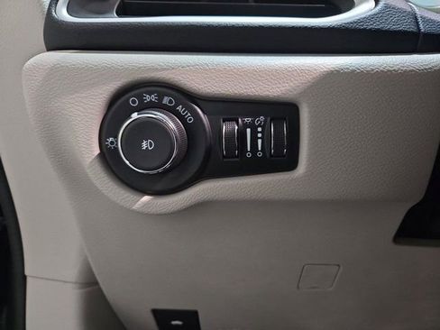 Used 2024 Chrysler Pacifica Touring-L image 27