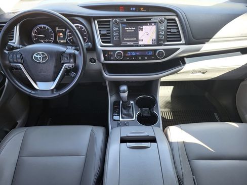 Used 2018 Toyota Highlander XLE FWD image 25