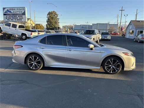 Used 2018 Toyota Camry SE image 6