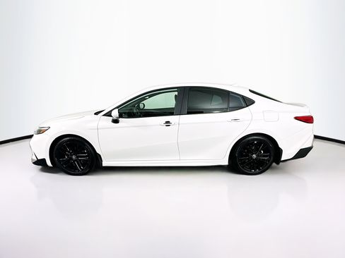 Used 2025 Toyota Camry SE FWD image 4