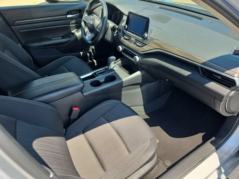 Used 2025 Nissan Altima 2.5 SV FWD image 11