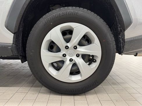 Used 2021 Toyota RAV4 LE image 9