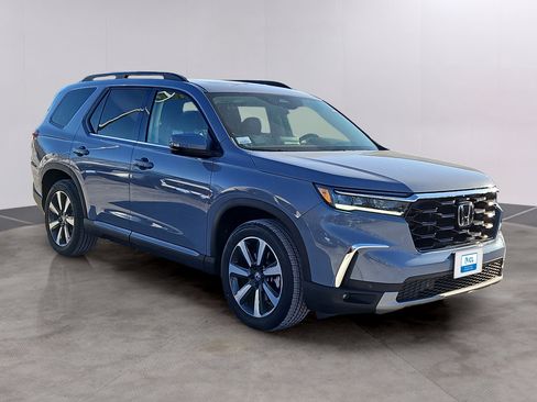 New 2025 Honda Pilot Touring image 2