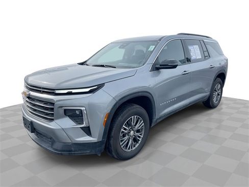 Used 2025 Chevrolet Traverse LT image 1