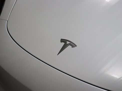 Used 2023 Tesla Model 3 Standard Range image 4