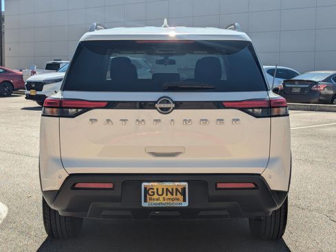 Used 2025 Nissan Pathfinder SV image 4