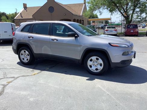 Used 2017 Jeep Cherokee Sport w/ Trailer Tow Group AWD/4WD image 8