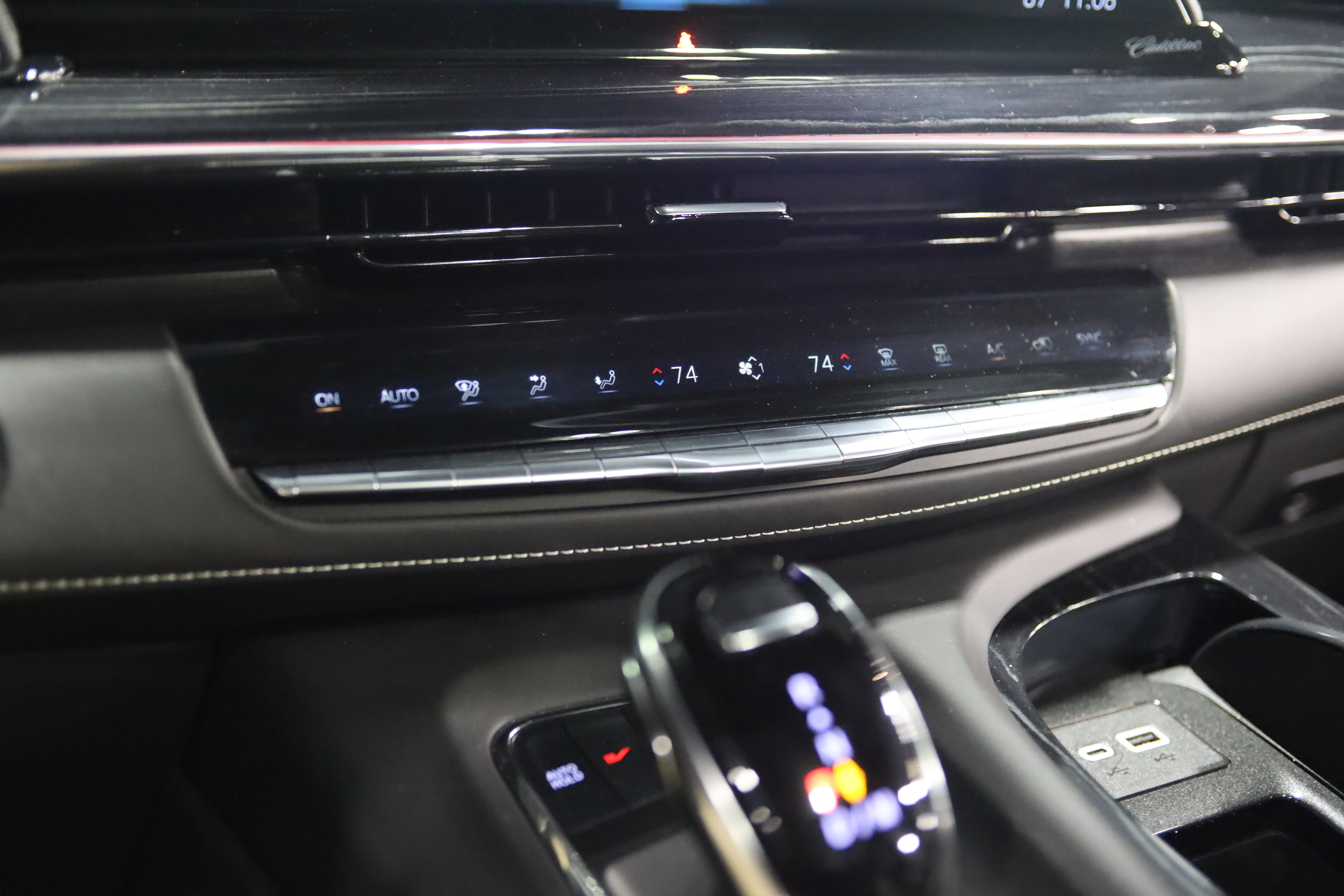 Used 2024 Cadillac Escalade ESV V AWD/4WD image 32