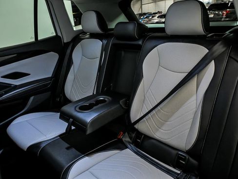 Used 2025 Volkswagen Tiguan SE AWD/4WD image 14