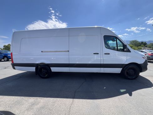 Used 2021 Freightliner Sprinter 2500 RWD image 4