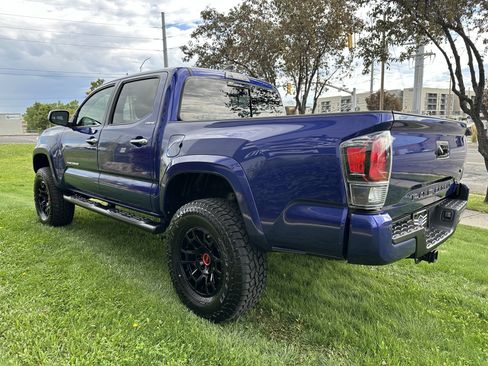 Used 2022 Toyota Tacoma Limited image 9