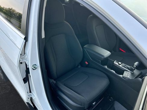 Used 2025 Kia Sportage LX FWD image 29