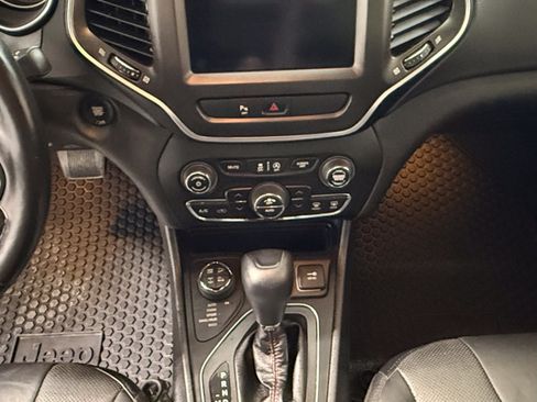 Used 2020 Jeep Cherokee Trailhawk AWD/4WD image 24