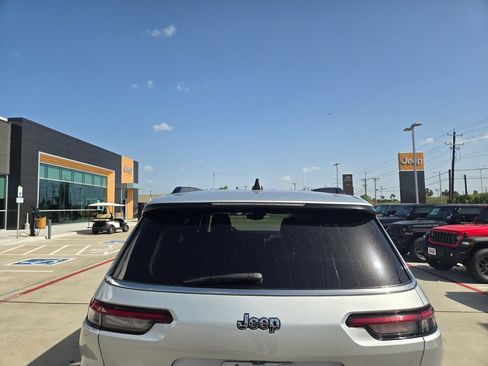 Used 2023 Jeep Grand Cherokee L Laredo AWD/4WD image 4