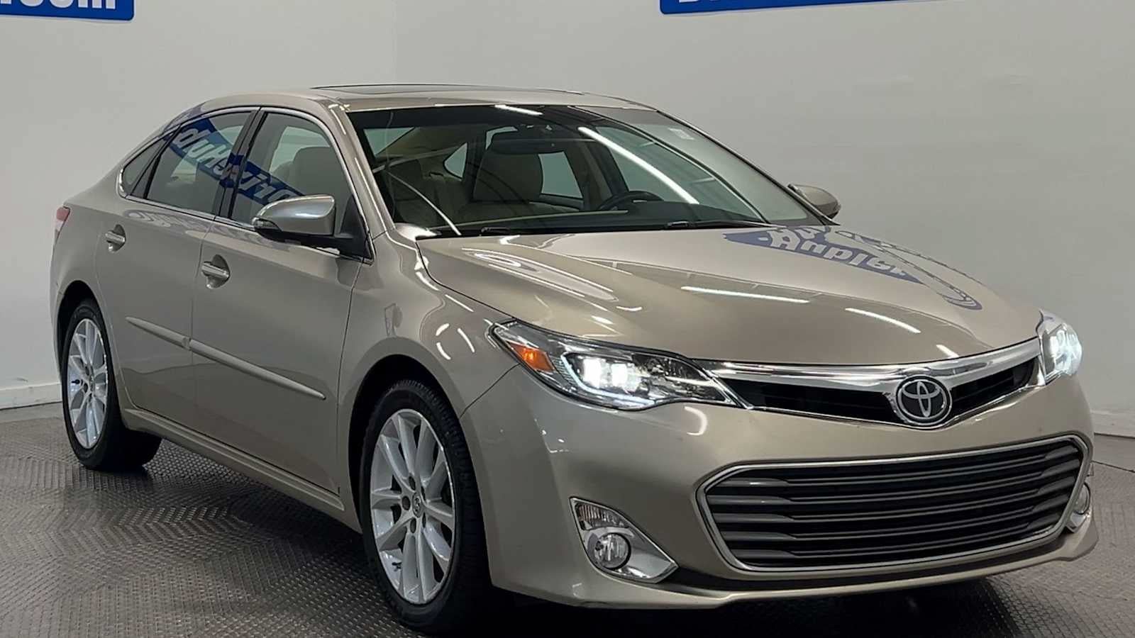 Used 2015 Toyota Avalon Limited w/ Technology Package FWD image 2