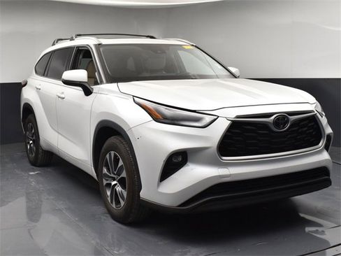 Used 2022 Toyota Highlander XLE image 2