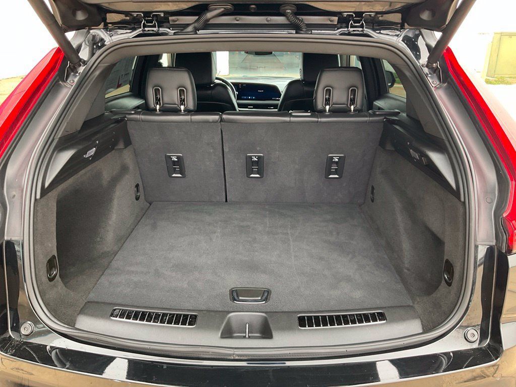 Used 2025 Cadillac XT4 Premium Luxury FWD image 32