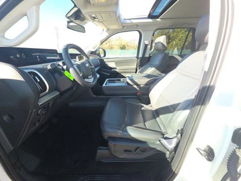 Used 2025 Ford Expedition Active image 6