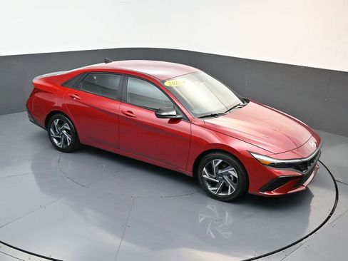 Certified 2025 Hyundai Elantra SEL image 14