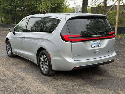 Used 2024 Chrysler Pacifica Select image 4