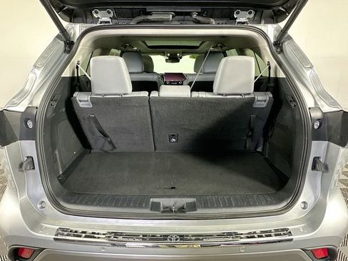 Used 2024 Toyota Highlander Platinum FWD image 32