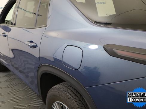 Used 2025 Chevrolet Traverse LT image 11