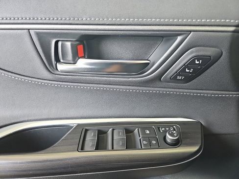 Used 2021 Toyota Venza image 28