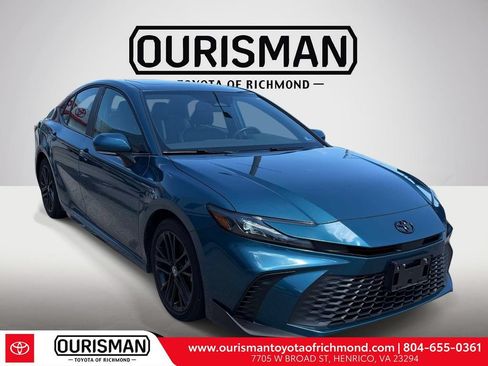 Used 2025 Toyota Camry SE w/ Convenience Package FWD image 1