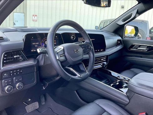 Used 2025 Chevrolet Suburban Z71 AWD/4WD image 12