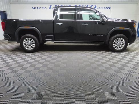 Used 2023 GMC Sierra 2500 Denali w/ Denali Black Diamond Edition AWD/4WD image 2